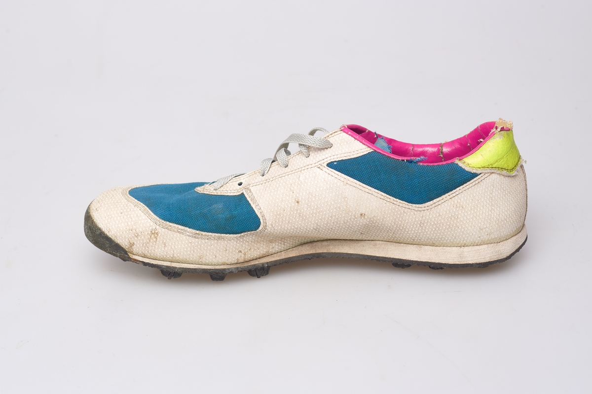 Et par idrettssko med pigger under sålen, og snøring. Antatt brukt til friidrett.