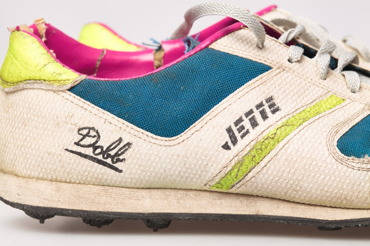 Et par idrettssko med pigger under sålen, og snøring. Antatt brukt til friidrett.