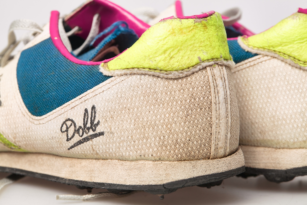 Et par idrettssko med pigger under sålen, og snøring. Antatt brukt til friidrett.