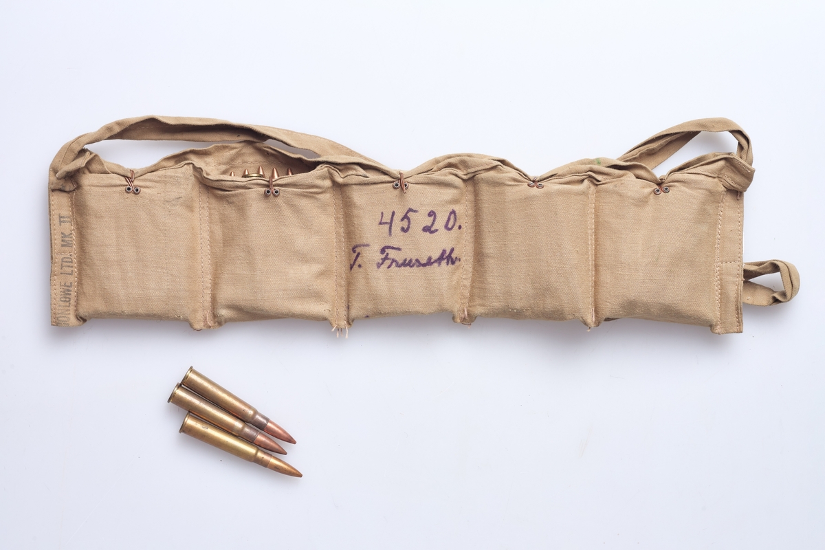 Beltet er rektangulært, laget av bomullstoff og har rom for patroner og rem for å ha rundt livet, eller over skuldra. Skarpladde patroner med helmantelkule. Beltet er oppdelt i 5 rom med klaff over, og en hekte i kobbertråd for hvert rom. Beltet inneholder ca. 50 stk. kragepatroner i kal. 303, helmantel.