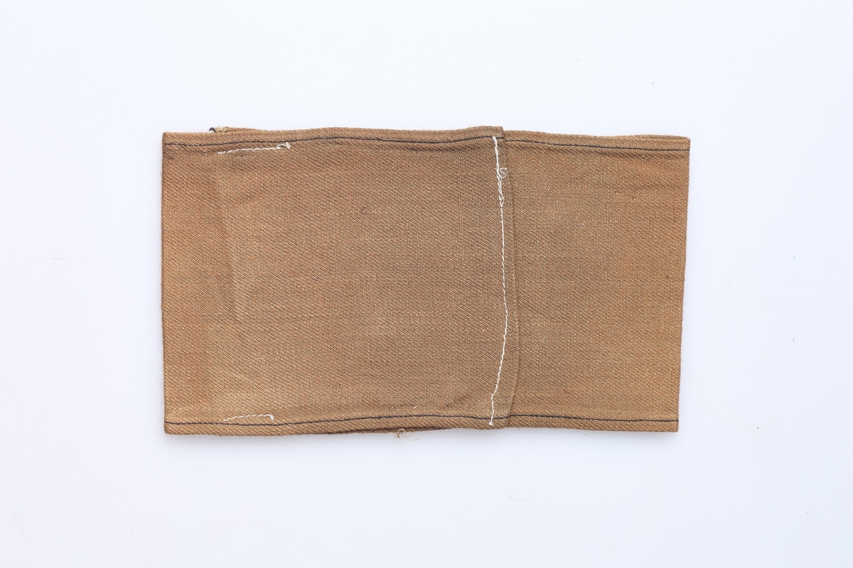 Rektangulær stoffbit påsydd det norske flagg, brukt av hjemmestyrkene.