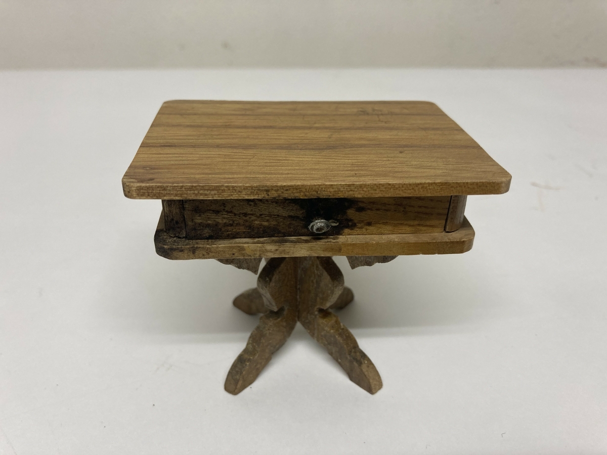 Salongbord med skuff til dokkemøblement. Dokkemøbler ble gitt til jenter til lek som forberedelse til voksenlivet. 