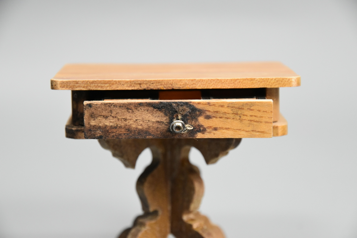 Salongbord med skuff til dokkemøblement. Dokkemøbler ble gitt til jenter til lek som forberedelse til voksenlivet. 