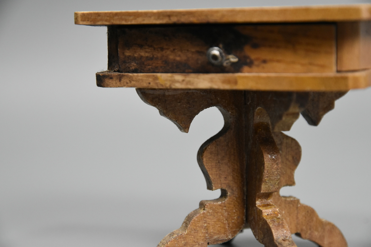 Salongbord med skuff til dokkemøblement. Dokkemøbler ble gitt til jenter til lek som forberedelse til voksenlivet. 