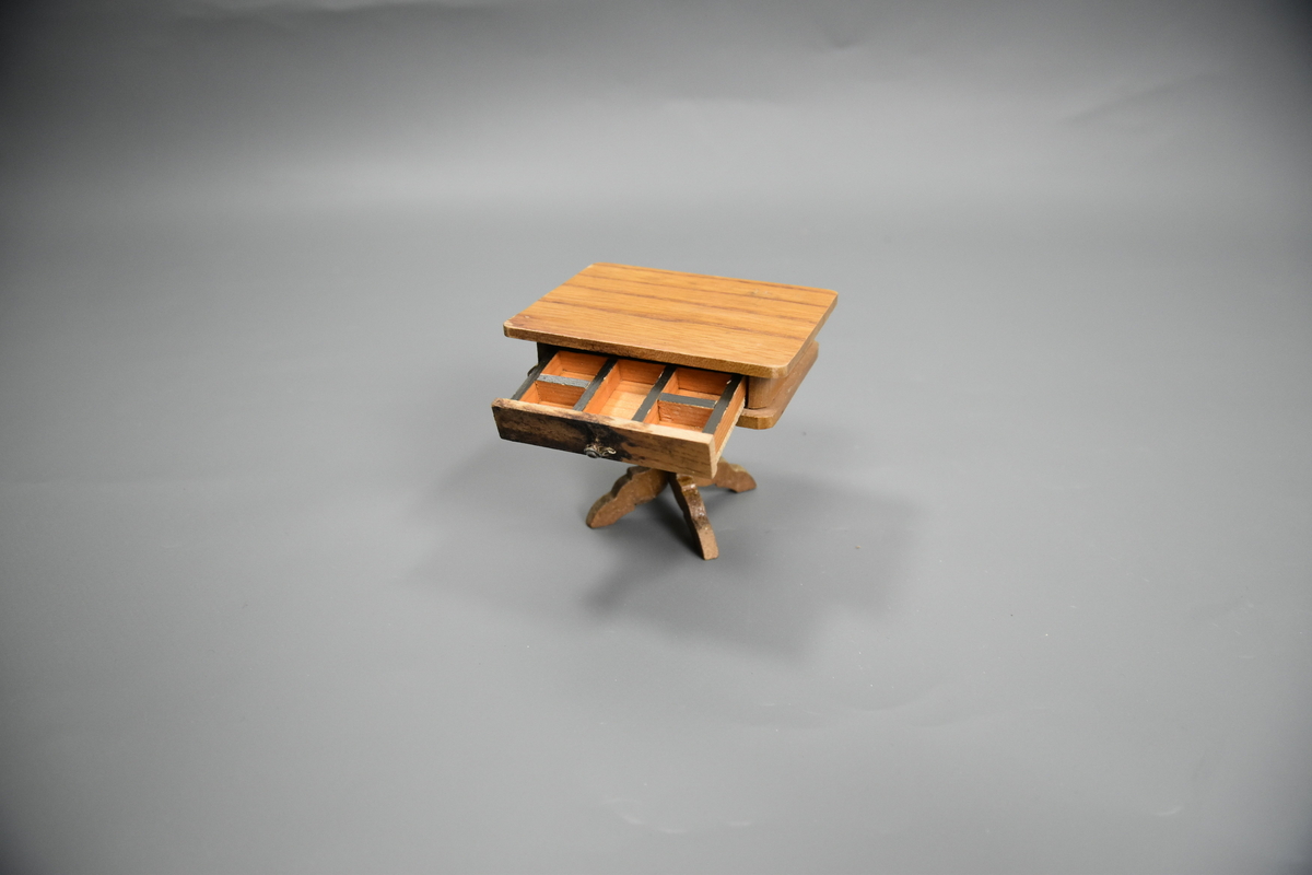 Salongbord med skuff til dokkemøblement. Dokkemøbler ble gitt til jenter til lek som forberedelse til voksenlivet. 