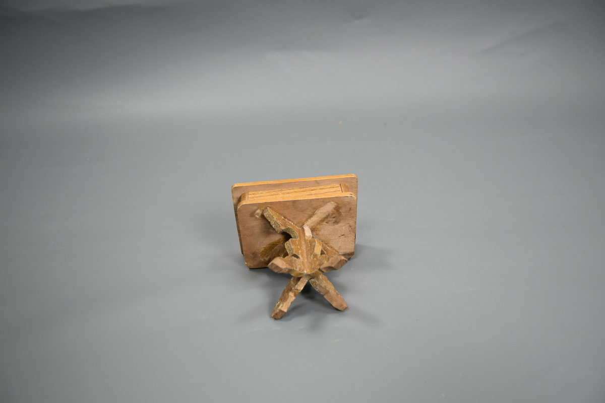 Salongbord med skuff til dokkemøblement. Dokkemøbler ble gitt til jenter til lek som forberedelse til voksenlivet. 