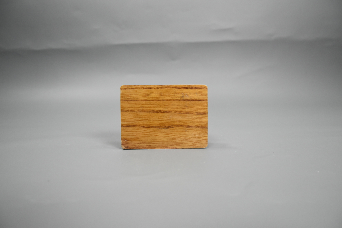 Salongbord med skuff til dokkemøblement. Dokkemøbler ble gitt til jenter til lek som forberedelse til voksenlivet. 