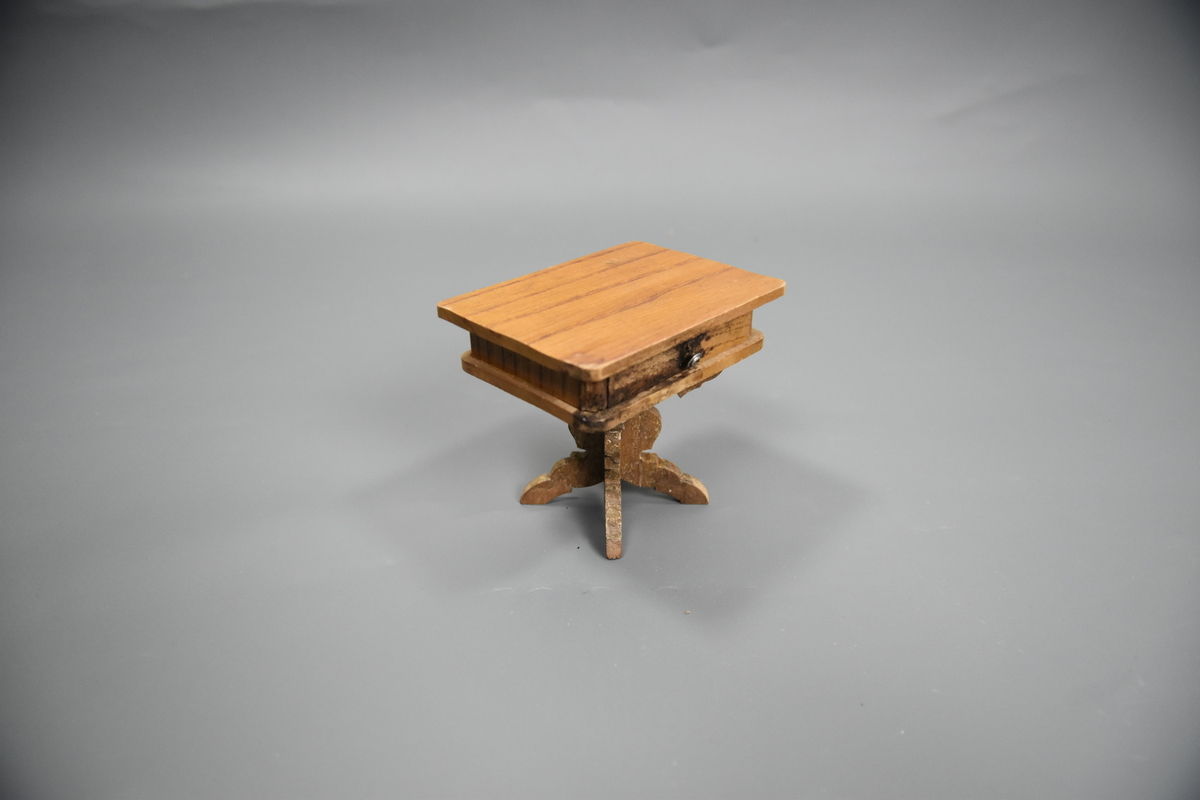 Salongbord med skuff til dokkemøblement. Dokkemøbler ble gitt til jenter til lek som forberedelse til voksenlivet. 