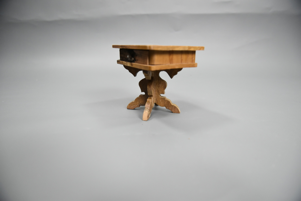 Salongbord med skuff til dokkemøblement. Dokkemøbler ble gitt til jenter til lek som forberedelse til voksenlivet. 