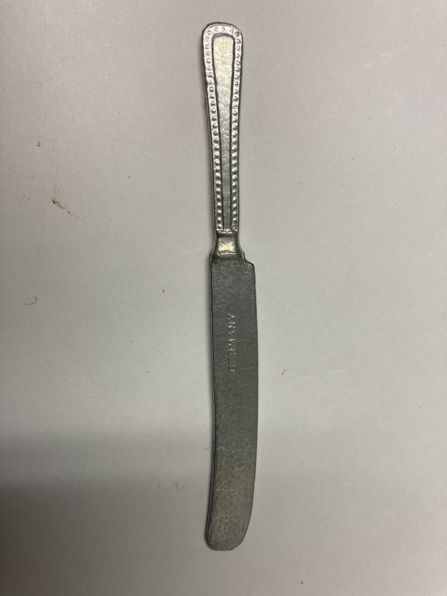 Kniv til bestikk i ni deler til dokkestell. Dokkestell ble gitt til jenter til lek som forberedelse til voksenlivet. 