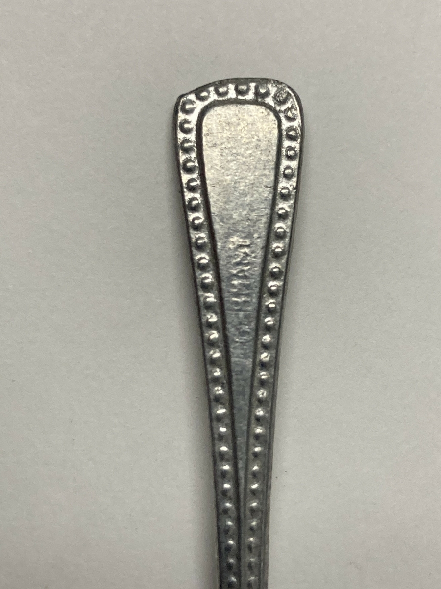 Gaffel til bestikk i ni deler til dokkestell. Dokkestell ble gitt til jenter til lek som forberedelse til voksenlivet. 