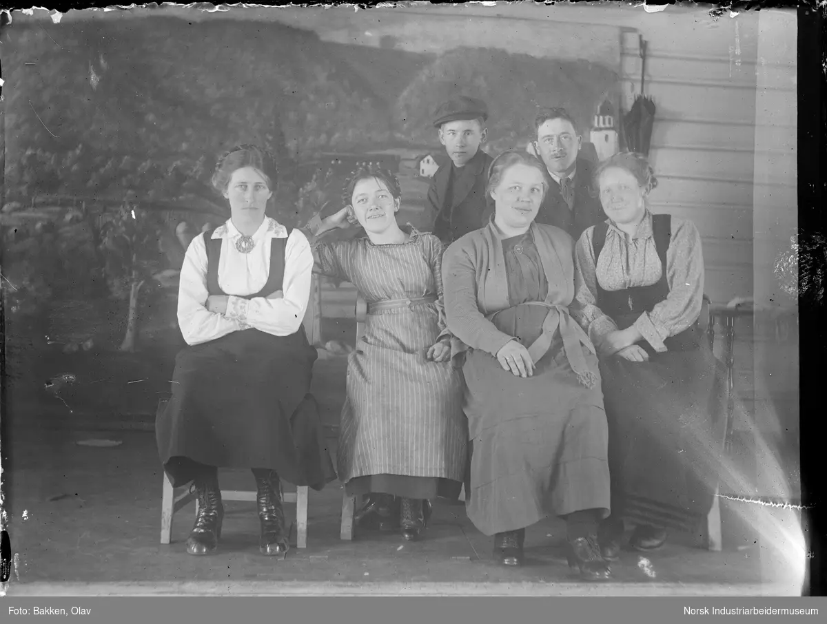 Amatørteater. Gruppe mennesker oppstilt på scenen på avholdshuset.