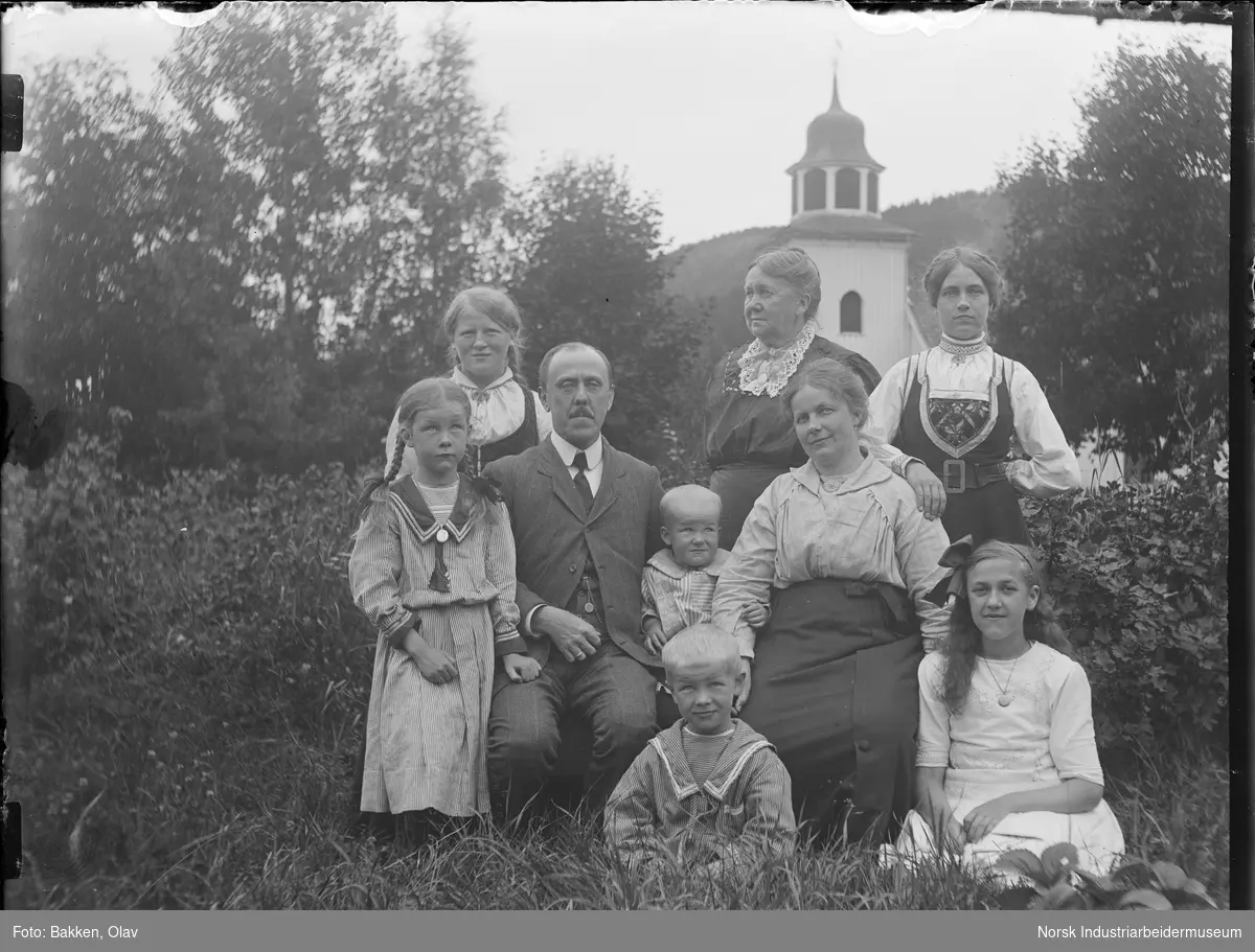 Prestefamilien Krogh med flere oppstilt foran Gransherad Kirke.