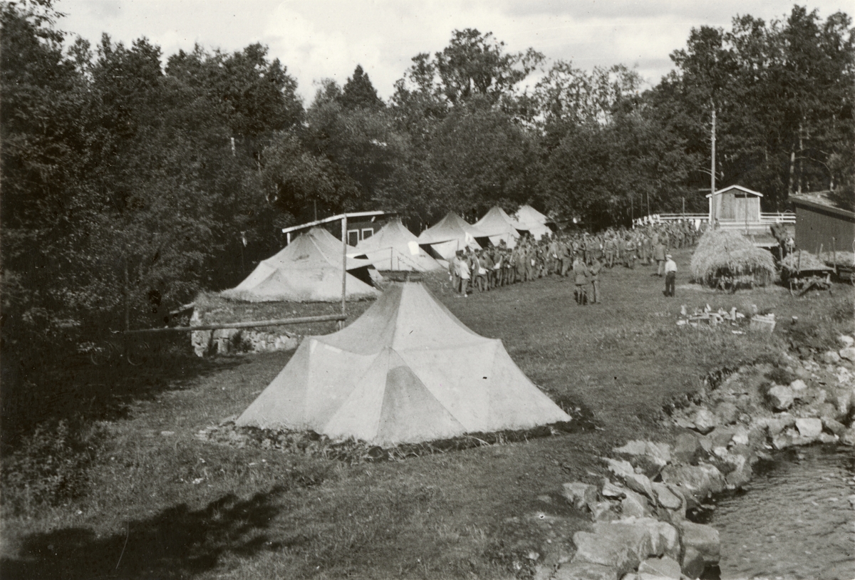 Text i fotoalbum: "Efter semesterns slut for jag 24. juli till Laxön, som alltid utövar en ljusning även på pojkarna. De får här reda sig utan civilisationens bekvämligheter".