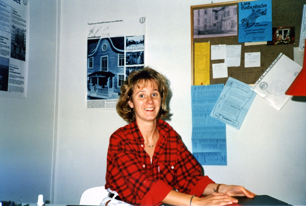 Eva Ågren (Studieförbundet Vuxenskolan), projektledare för Bygdespelet "Brandskatten" år 1986. Hon sitter vid sitt skrivbord i SVs lokal i Dr Björcks villa på Frölundagatan 25 B i Mölndal. Relaterade motiv: A3186 - A3251.