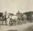 Sjukvårdstruppen marscherar på landsväg.