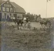 Soldater framför en byggnad.