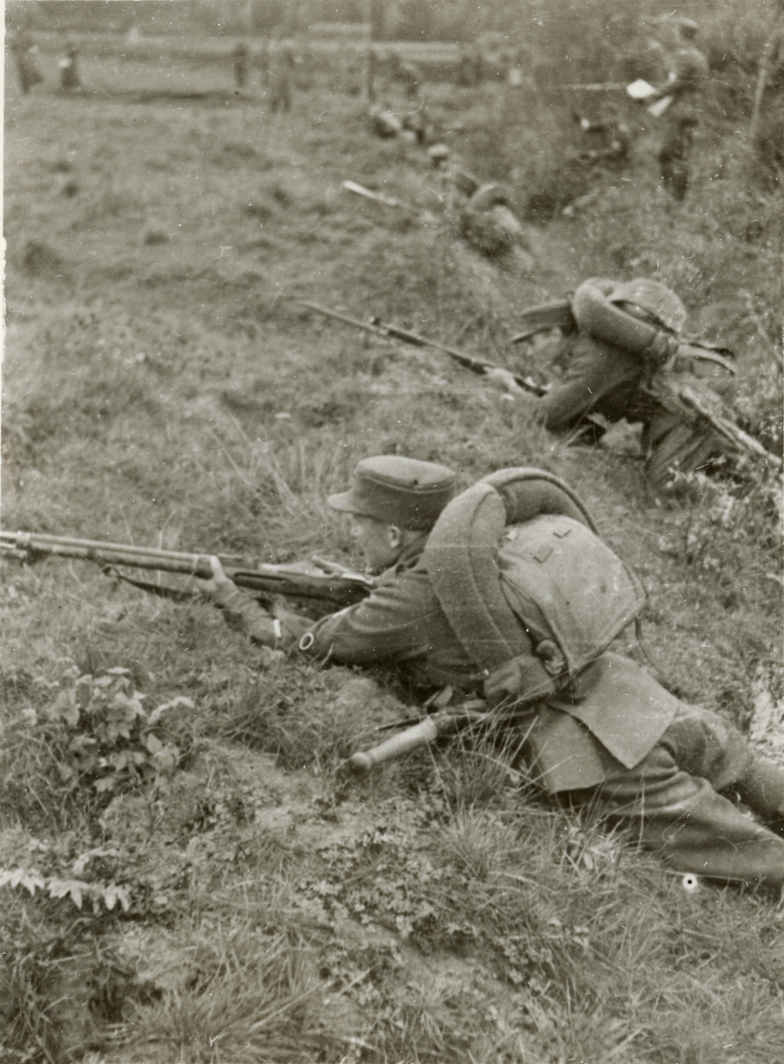 Text i fotoalbum: "Från militärtävlingarna. Gevärsgrupperna".