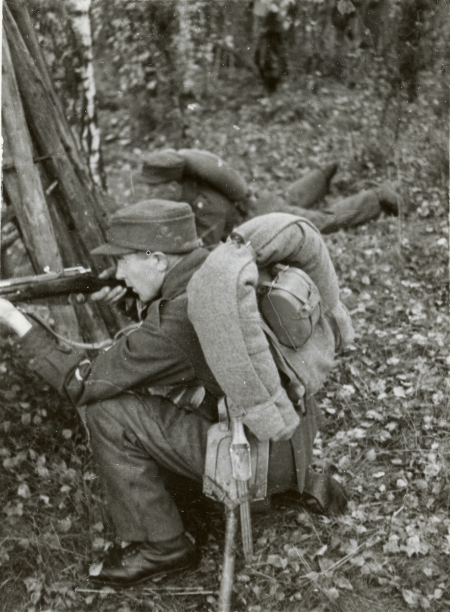 Text i fotoalbum: "Från militärtävlingarna. Gevärsgrupperna".