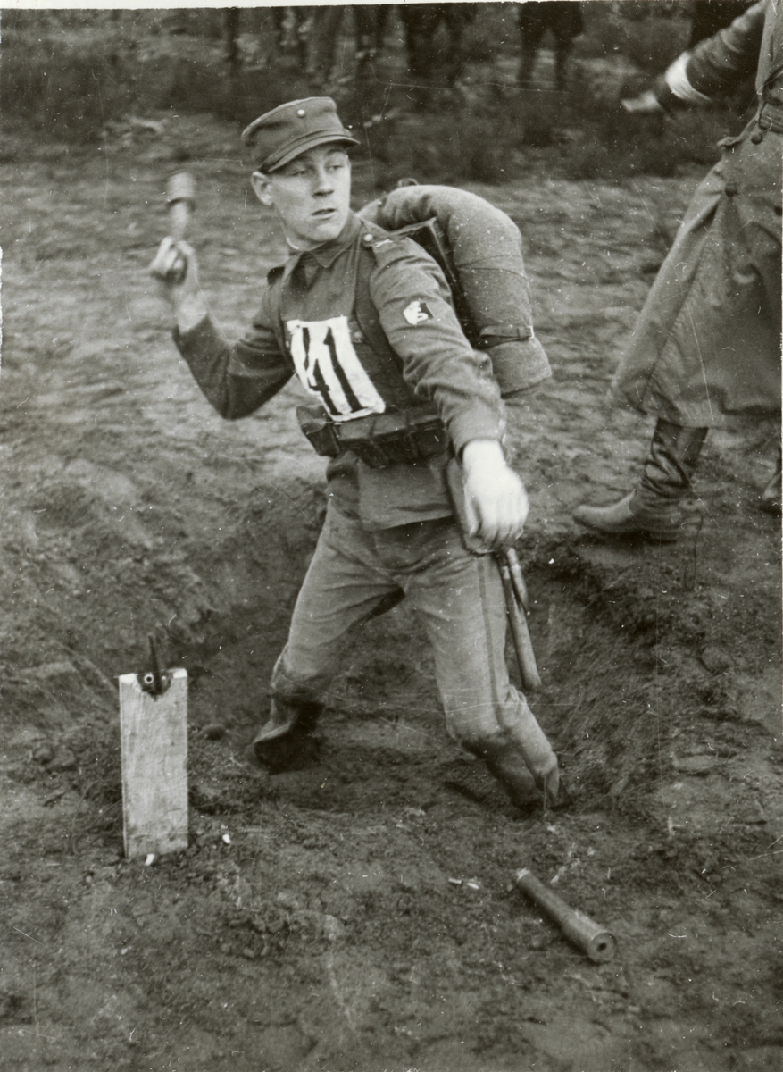 Text i fotoalbum: "Militärkampen".