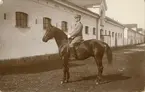 Porträtt med soldat till häst.