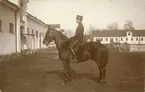 Porträtt med soldat till häst.