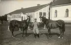 Fotoalbum innehållande bilder från Ridskolan på Strömsholm åren 1914-1915.