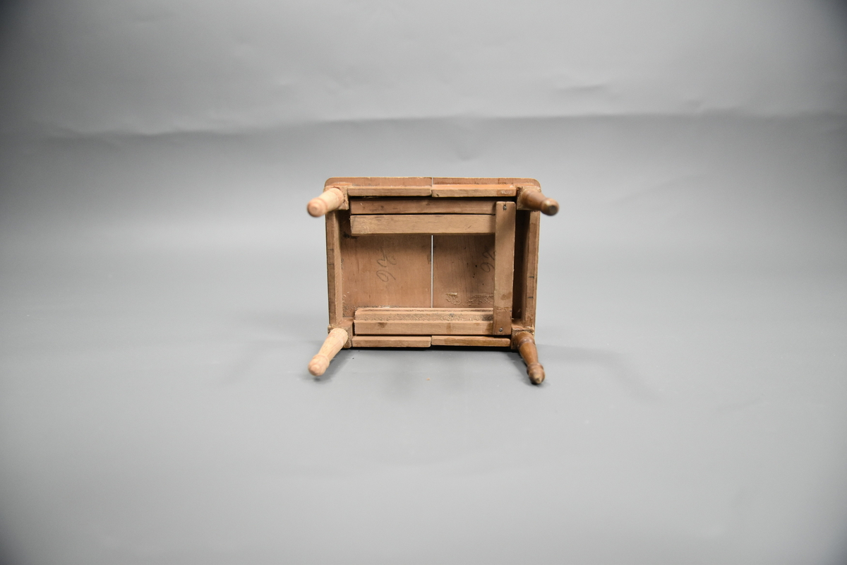 Uttrekkbart spisestuebord til dokkestell. Dokkestell ble gitt til jenter til lek som forberedelse til voksenlivet. 