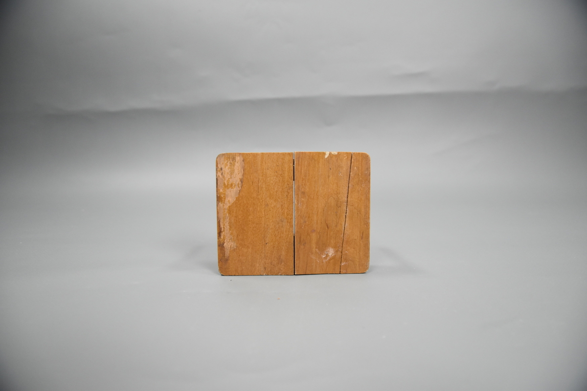 Uttrekkbart spisestuebord til dokkestell. Dokkestell ble gitt til jenter til lek som forberedelse til voksenlivet. 