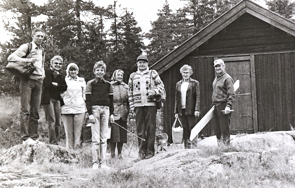 Gravdalssetra. Fra venstre: Jakob Olsvoll, Greta Olsvoll, Grete Martinsen, Espen Olsvoll, Marta Gravdal, Nils Gravdal f. 1903, Hildborg Gravdal f. 1913, Paul Gravdal f. 1911.