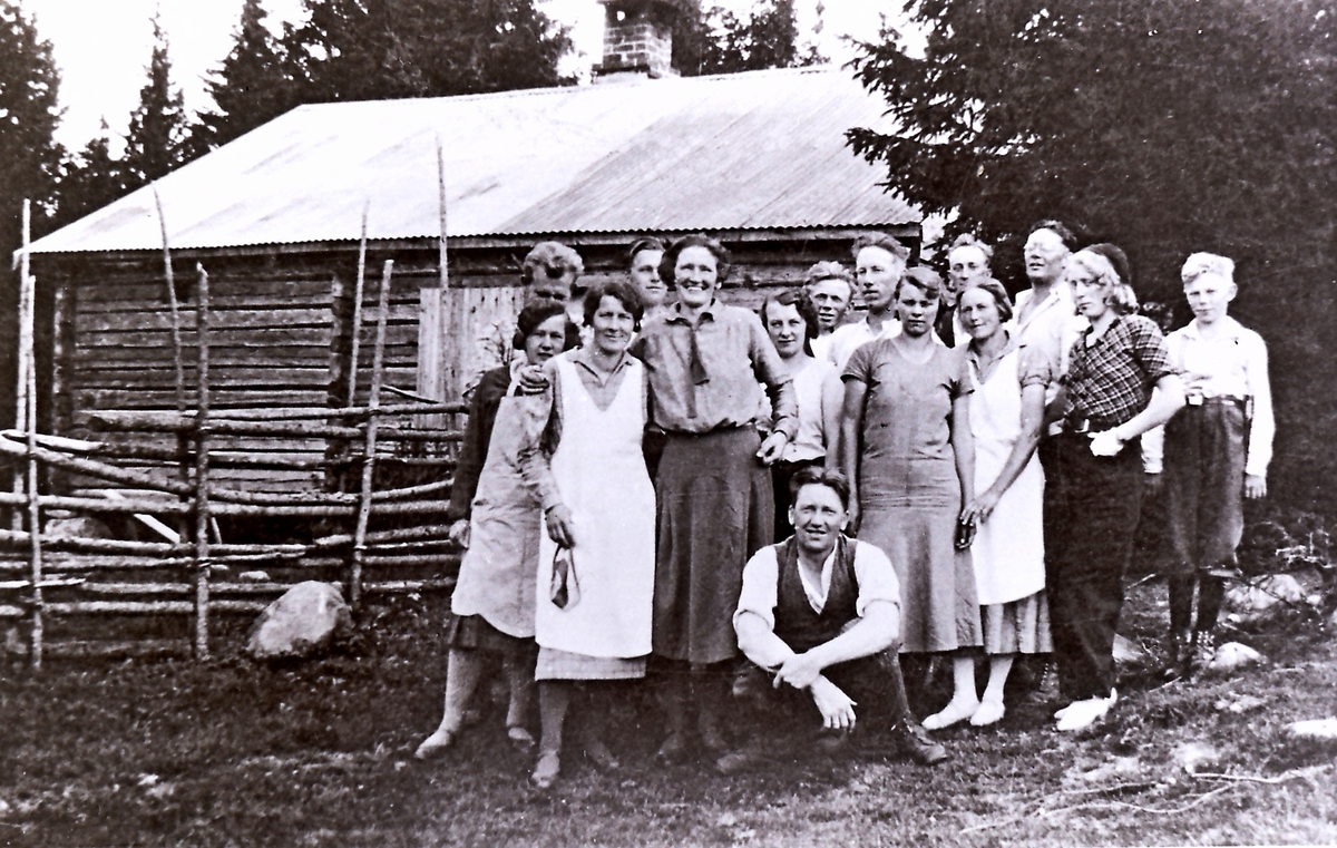 Efteløt Ungdomslag på tur til Aakersetra. 
Sittende foran Sæmund Wulfsberg f. 1900. 1. rekke fra venstre 1 ?, 2 ?, 3 Anne Veli, 4 Sara Røsholt f. 1905, 5 Oddbjørg Røssholt f. 1916, 6 Ingeborg Engeland f. 1899, 7 Aslaug Åsmundrud f. 1904. 2 rekke: 1 Thorleif Aaker f. 1911, 2 Alf wulfsberg f. 1912, 3 Halvard Harangen f. 1900, 4 Nils Wulfsberg f. 1901, 5 Jakob Harangen f. 1905, 6 Jens Nikolai Lund, 7 Kolbjørn Aaker f. 1918.