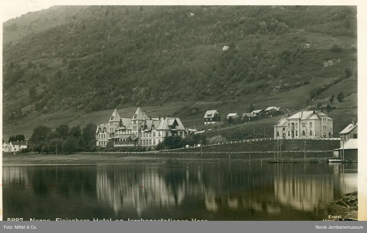 Voss stasjon og Fleischers hotel (til høyre)