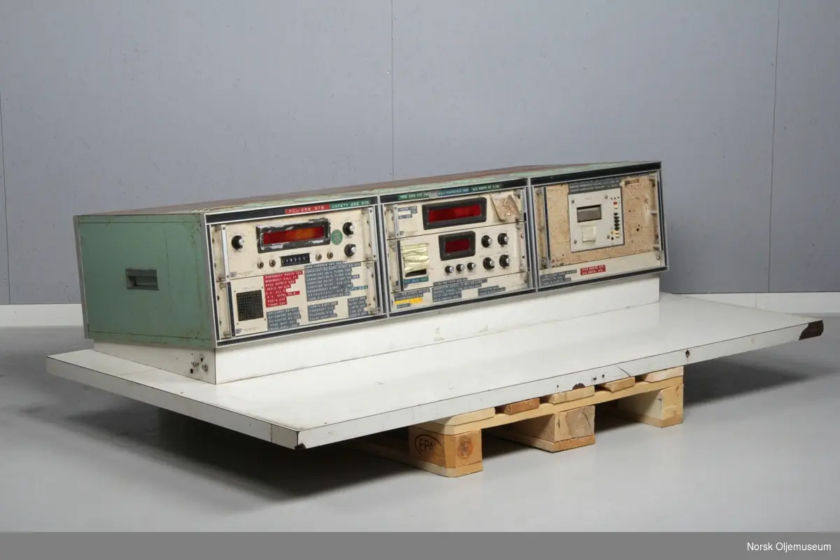 Kontrollbord bestående av flere moduler og styringsenheter.