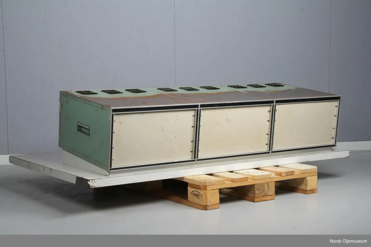 Kontrollbord bestående av flere moduler og styringsenheter.