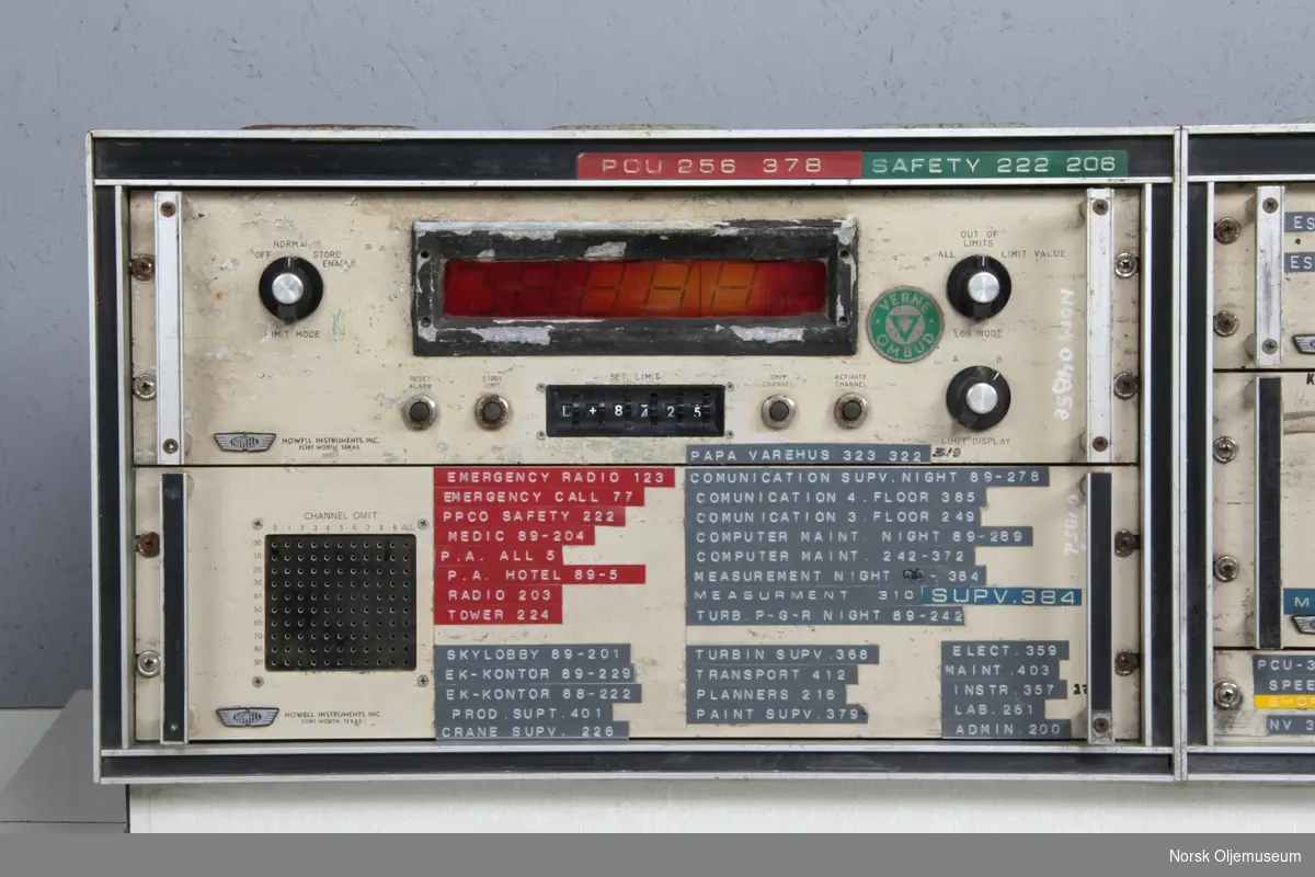 Kontrollbord bestående av flere moduler og styringsenheter.