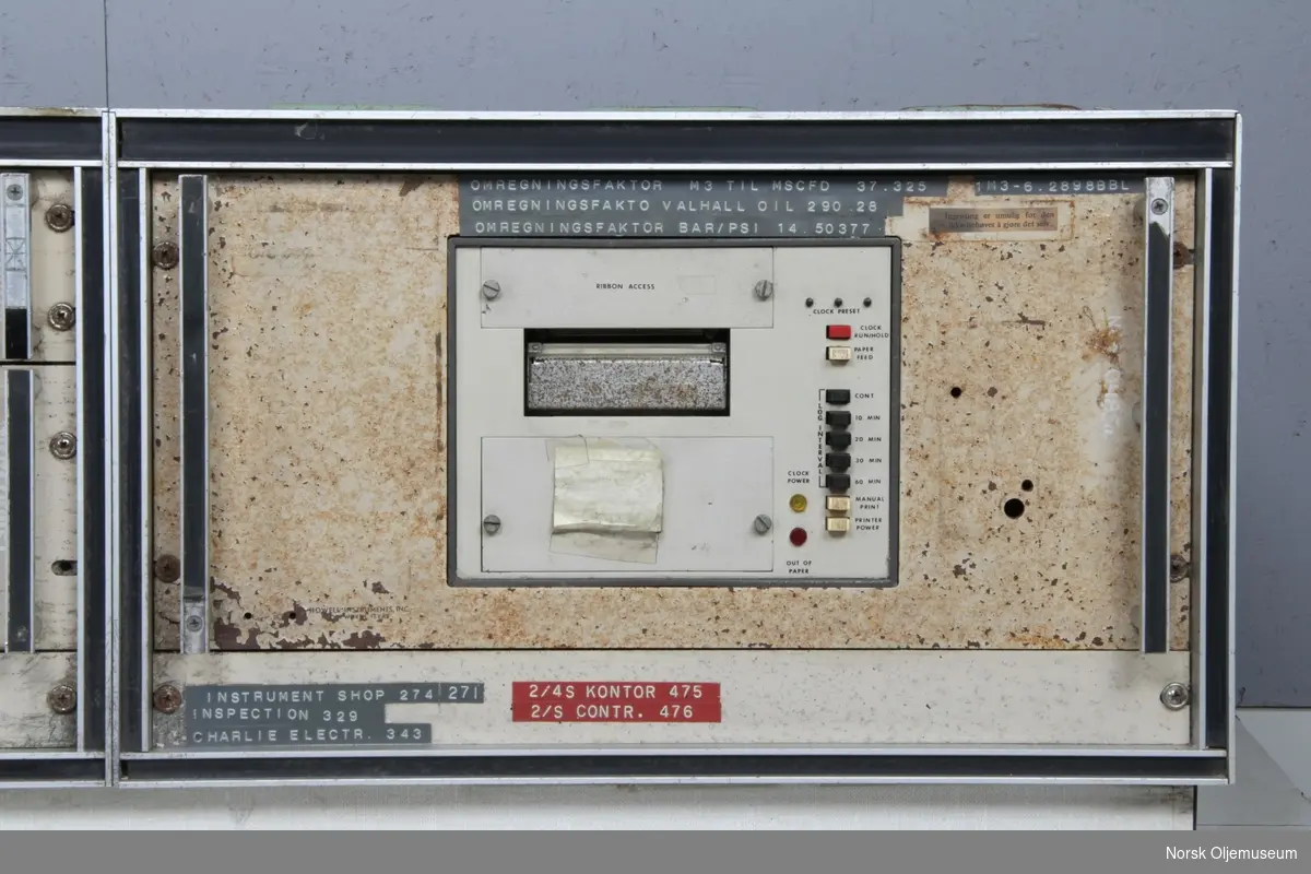 Kontrollbord bestående av flere moduler og styringsenheter.