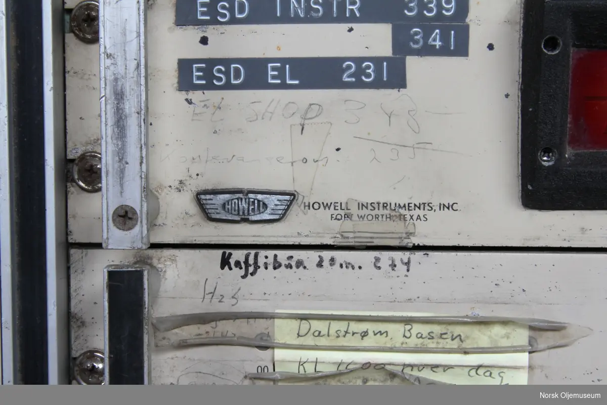 Kontrollbord bestående av flere moduler og styringsenheter.