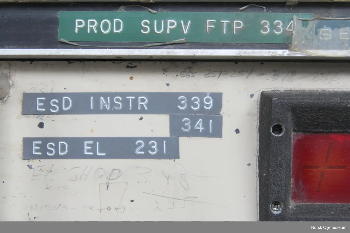 Kontrollbord bestående av flere moduler og styringsenheter.