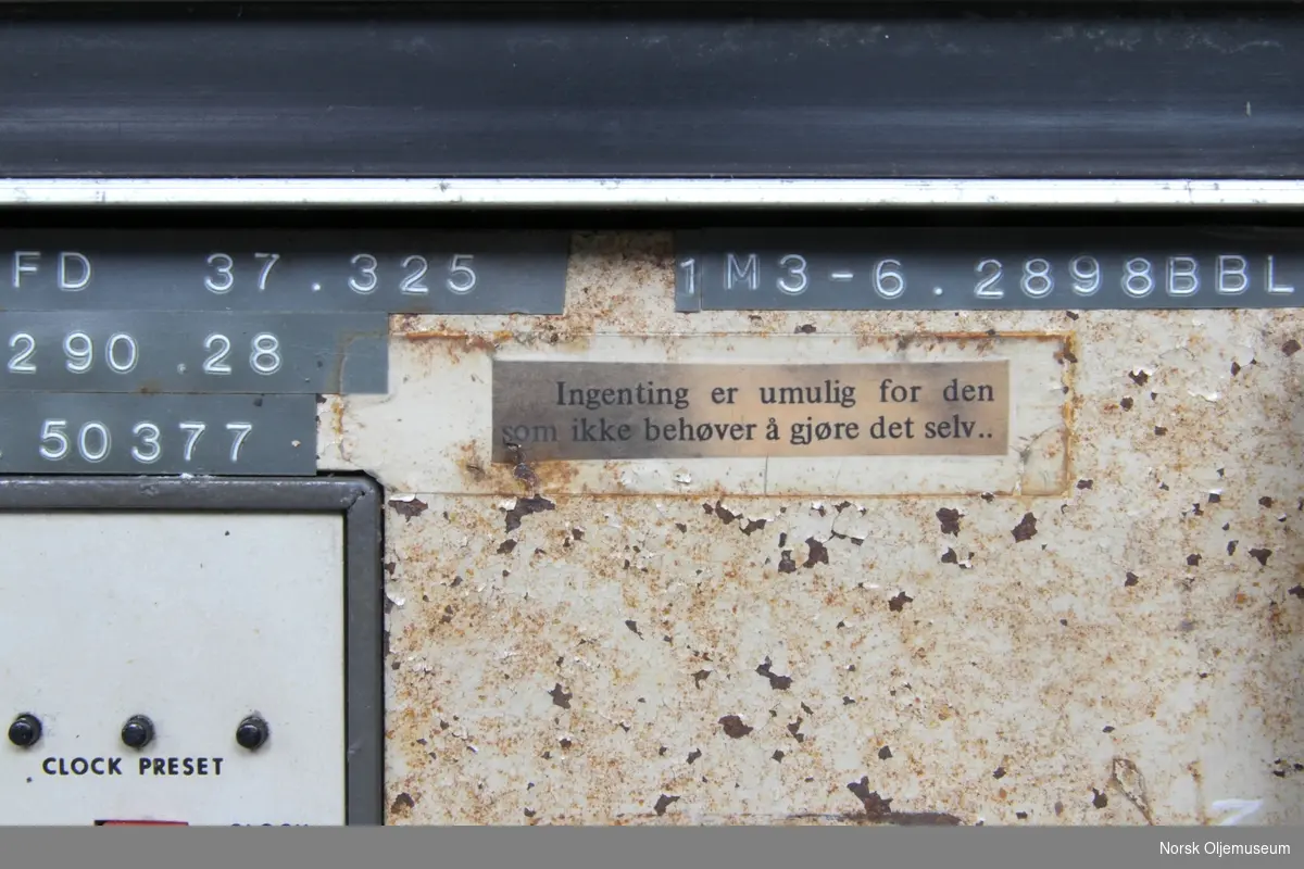 Kontrollbord bestående av flere moduler og styringsenheter.