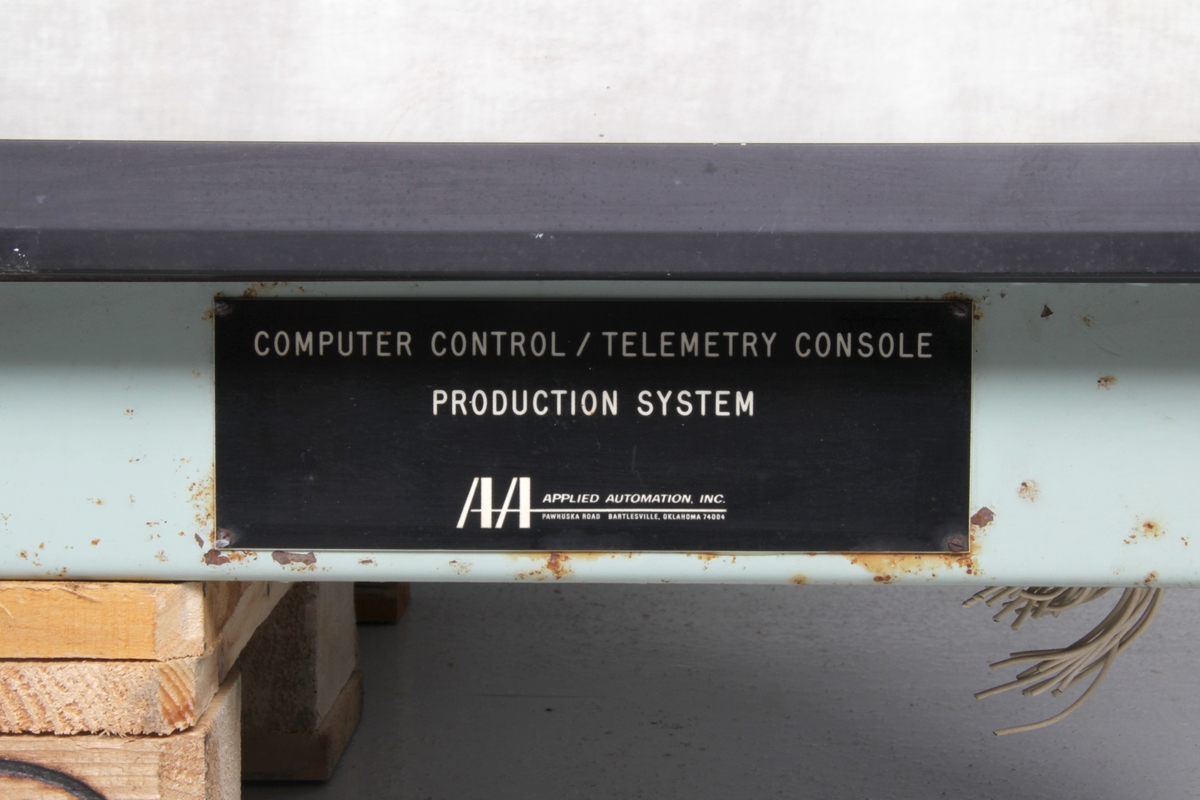 Kontrollpanel med tavle som viser skjematisk oversikt over produksjonssystemet.