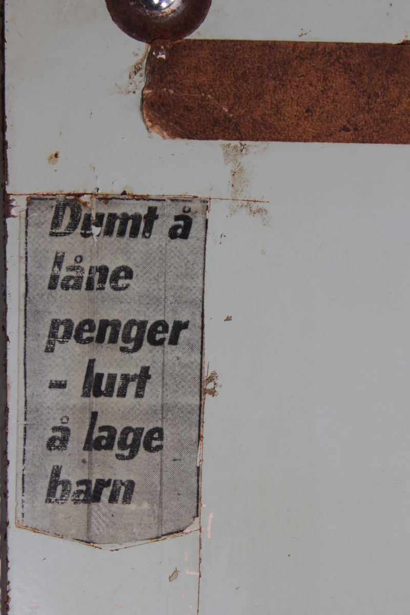 Kontrollpanel med tavle som viser skjematisk oversikt over produksjonssystemet.