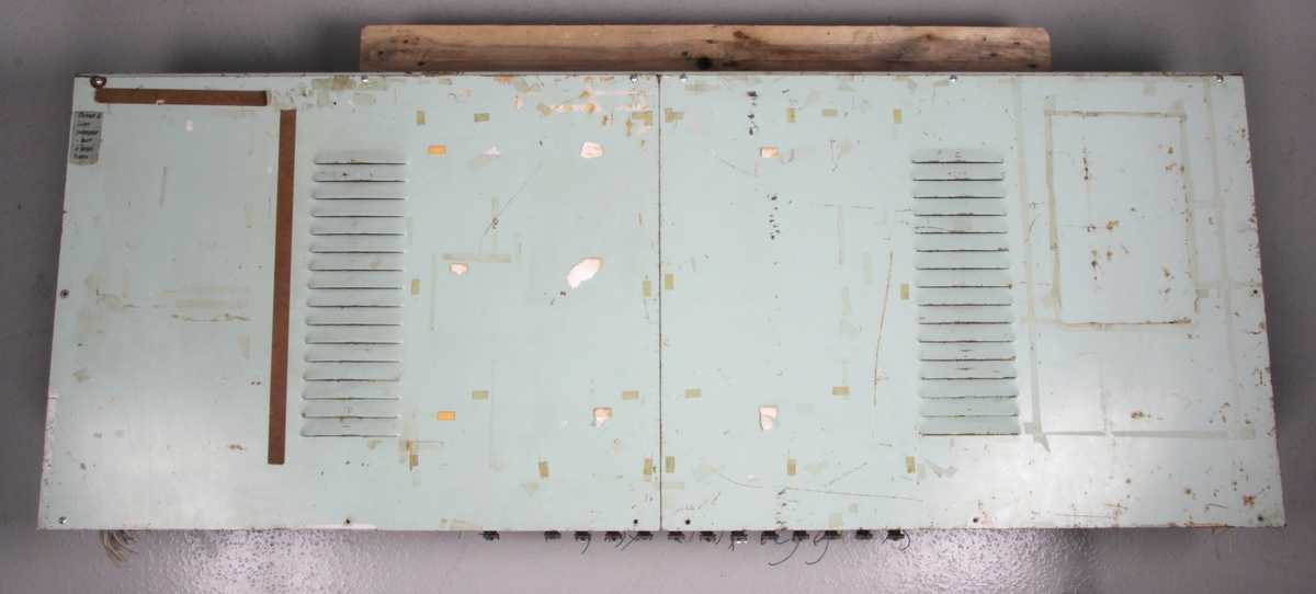 Kontrollpanel med tavle som viser skjematisk oversikt over produksjonssystemet.