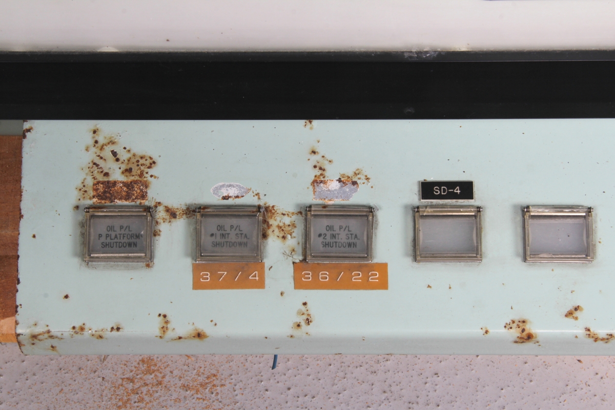 Kontrollpanel med tavle som viser skjematisk oversikt over produksjonssystemet.