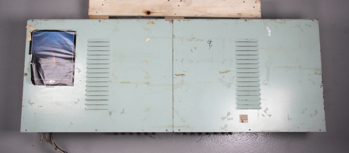 Kontrollpanel med tavle som viser skjematisk oversikt over produksjonssystemet.