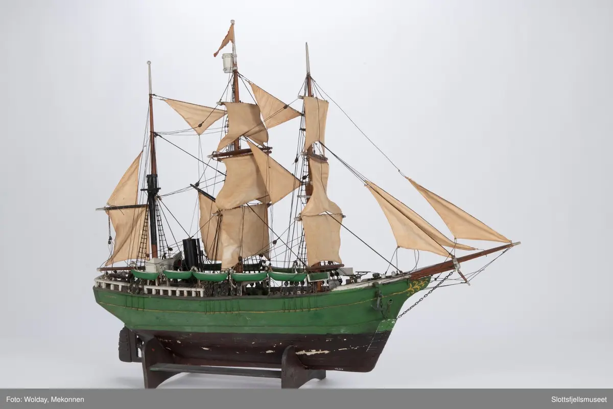 Modell av selfangeren MORGENEN. Skipet er grønmalt med sort vannlinje og sort skorstein. Rigget.