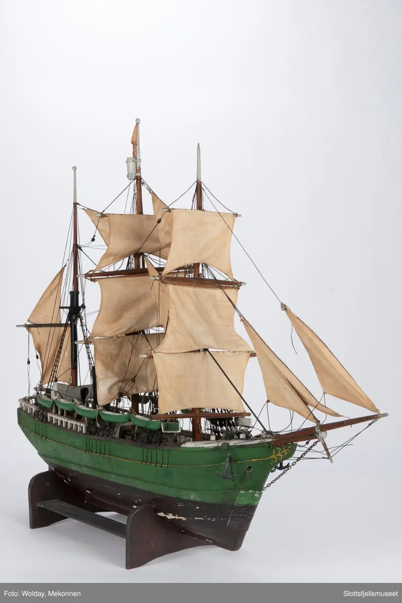 Modell av selfangeren MORGENEN. Skipet er grønmalt med sort vannlinje og sort skorstein. Rigget.