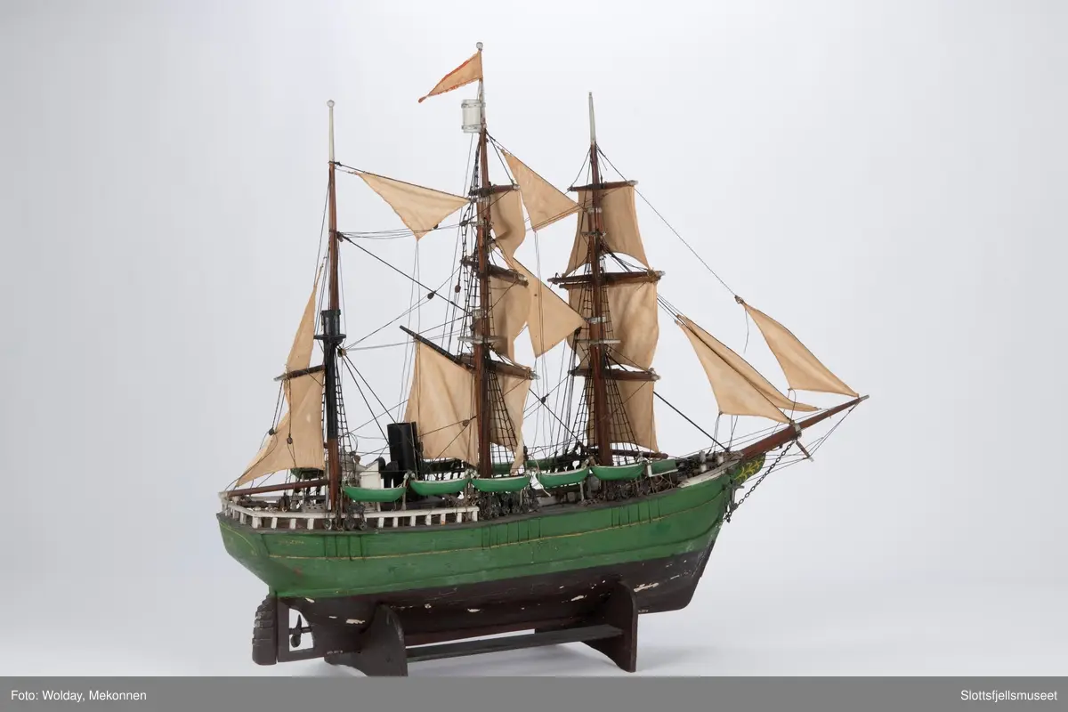 Modell av selfangeren MORGENEN. Skipet er grønmalt med sort vannlinje og sort skorstein. Rigget.