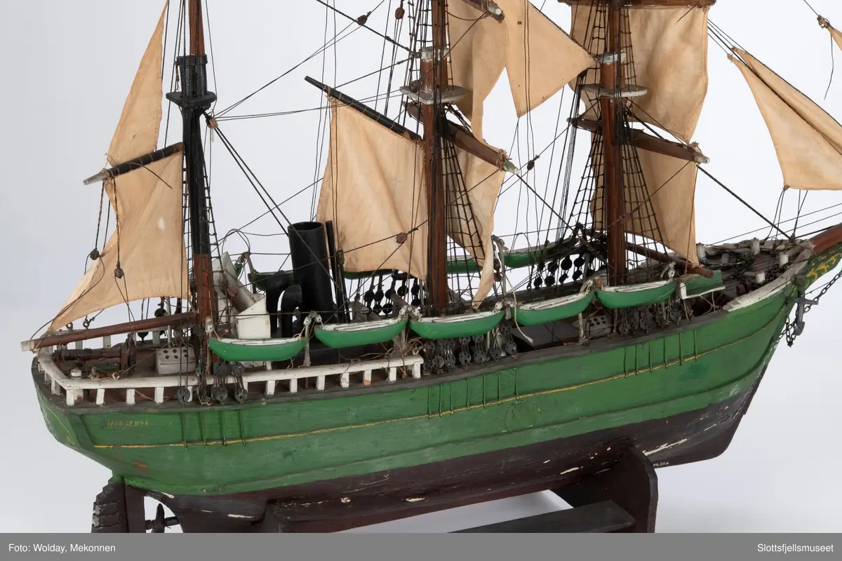 Modell av selfangeren MORGENEN. Skipet er grønmalt med sort vannlinje og sort skorstein. Rigget.