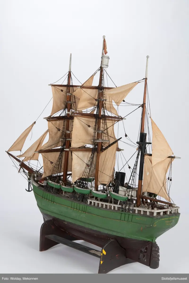 Modell av selfangeren MORGENEN. Skipet er grønmalt med sort vannlinje og sort skorstein. Rigget.