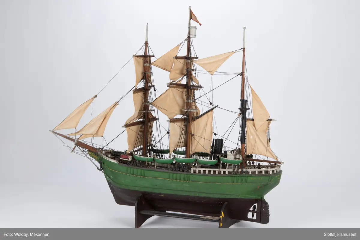 Modell av selfangeren MORGENEN. Skipet er grønmalt med sort vannlinje og sort skorstein. Rigget.